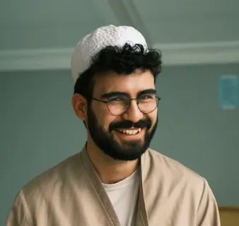 Quran Sheikh Institute | Online Quran & Arabic Academy 8 Professional Muslim man attending sessions